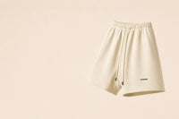 Short SCREEM beige flotando, foto de campaña