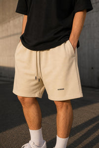 Modelo con el short SCREEM en calle urbana